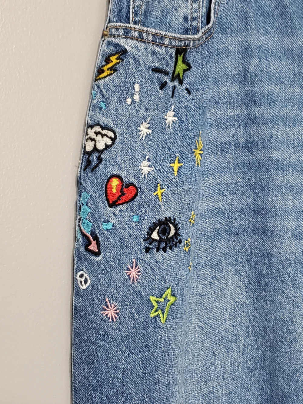 Forever 21 Premium Straight-Leg Jeans with Colorful Embroidery Women's Size 0x - Picture 7 of 10